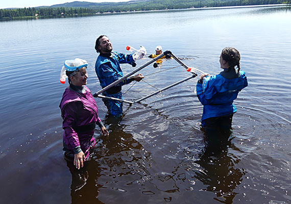 Des gardiens des Premières Nations sur le territoire Mi’kmaq effectuent un échantillonnage d’eau sur la côte Est