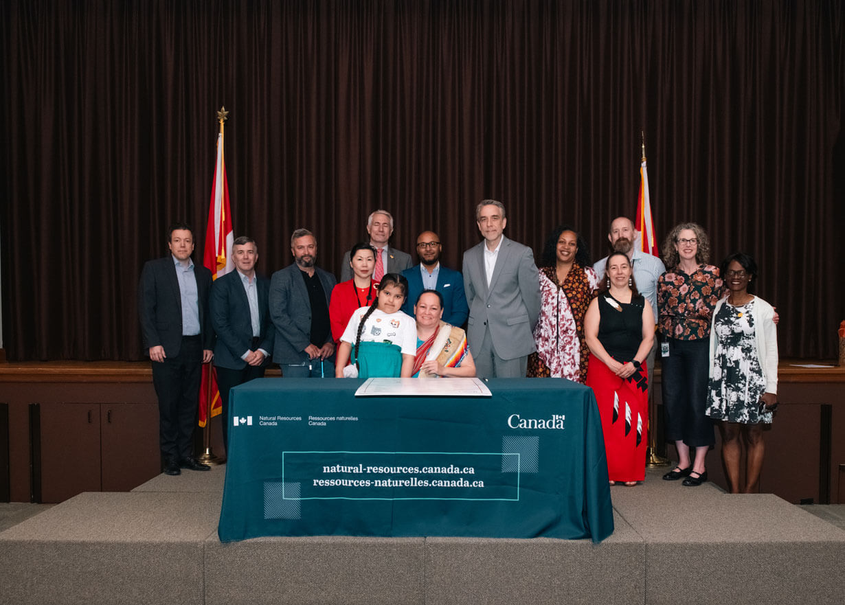 L’aînée Heather Poitras, sa petite-fille Carmella et l’équipe de la haute direction de Ressources naturelles Canada.