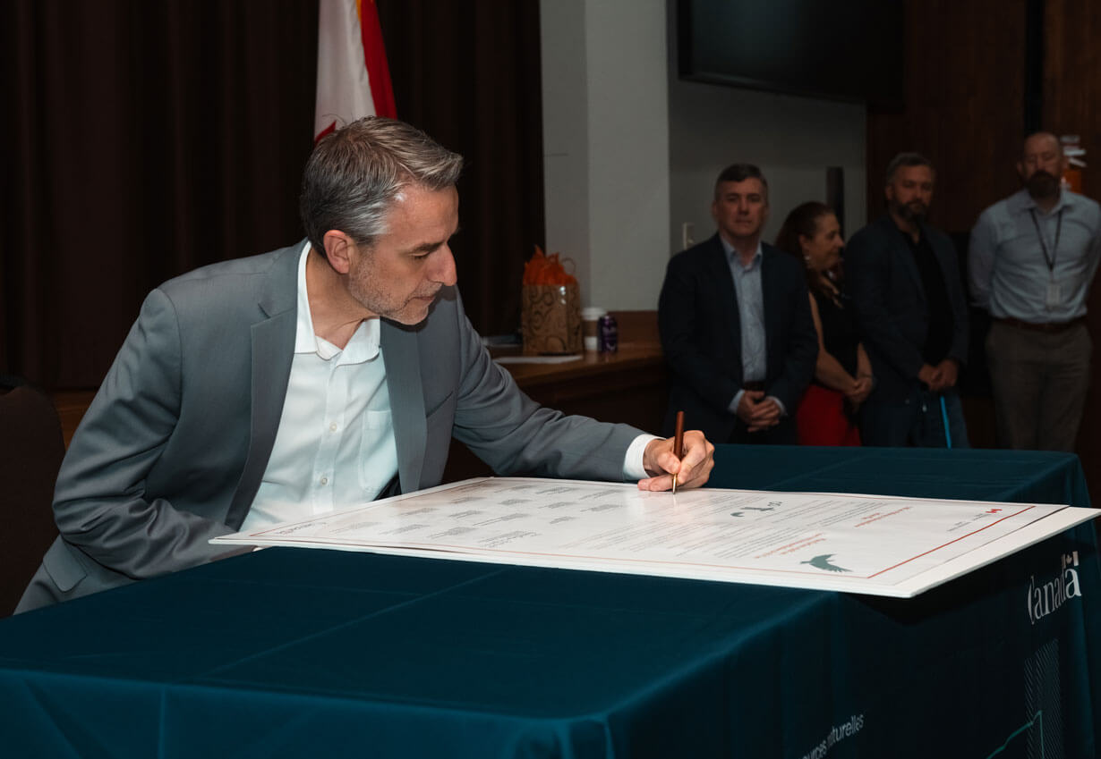 Le sous-ministre Michael Vandergrift signe le plan d’action intitulé « Voies vers la réconciliation ».