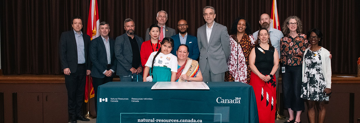 L’aînée Heather Poitras, sa petite-fille Carmella et l’équipe de la haute direction de Ressources naturelles Canada.