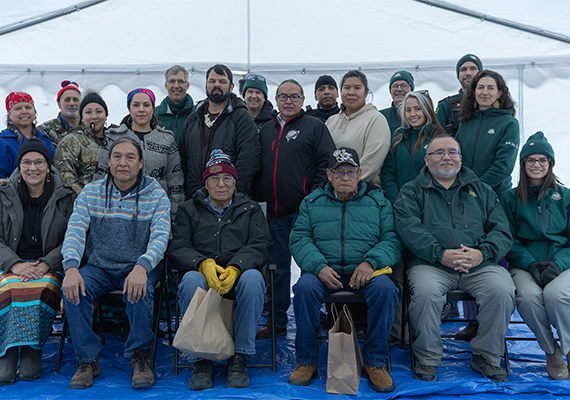 Les Premières nations Stoney et Simpcw et le personnel de Parcs Canada se réunissent à l'occasion du réveil du traité dans le parc national Jasper