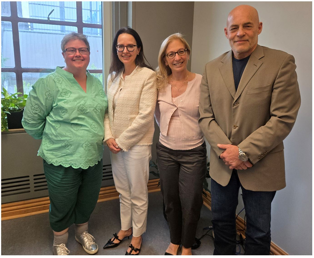 Photo de groupe de Karen Peddle, Isabelle T. Jacques, Samantha Maislin Dickson et Michel Francoeur, prise lors de l'entrevue sur l'insécurité linguistique.
