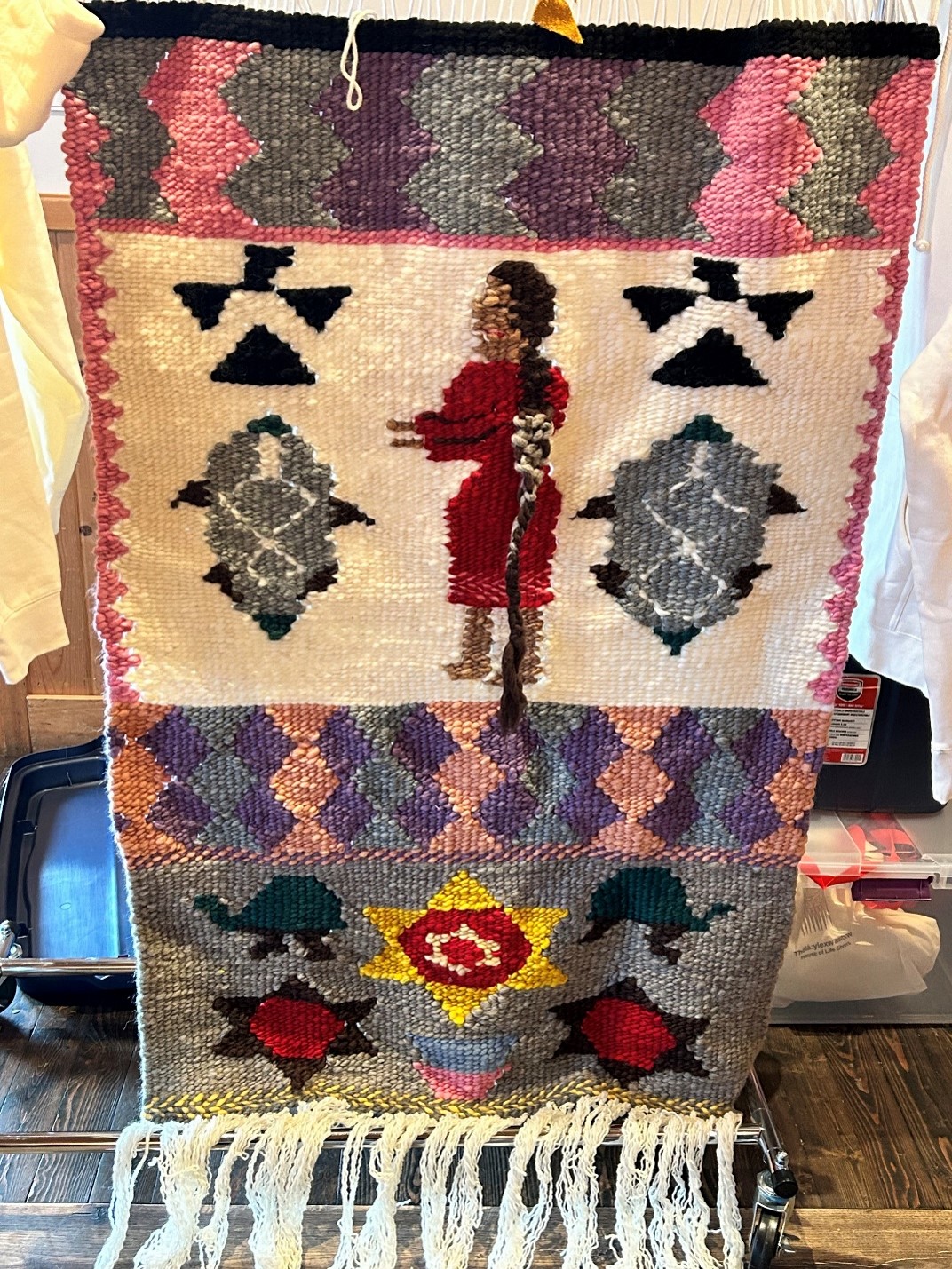 Tapisserie illustrant les modes de gouvernance matriarcaux traditionnels de la Nation Stó:lō.