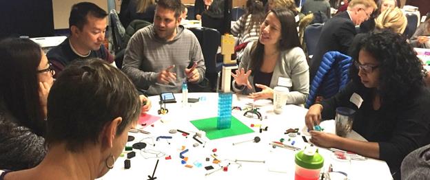 Un groupe &agrave; table avec des pi&egrave;ces de Lego.